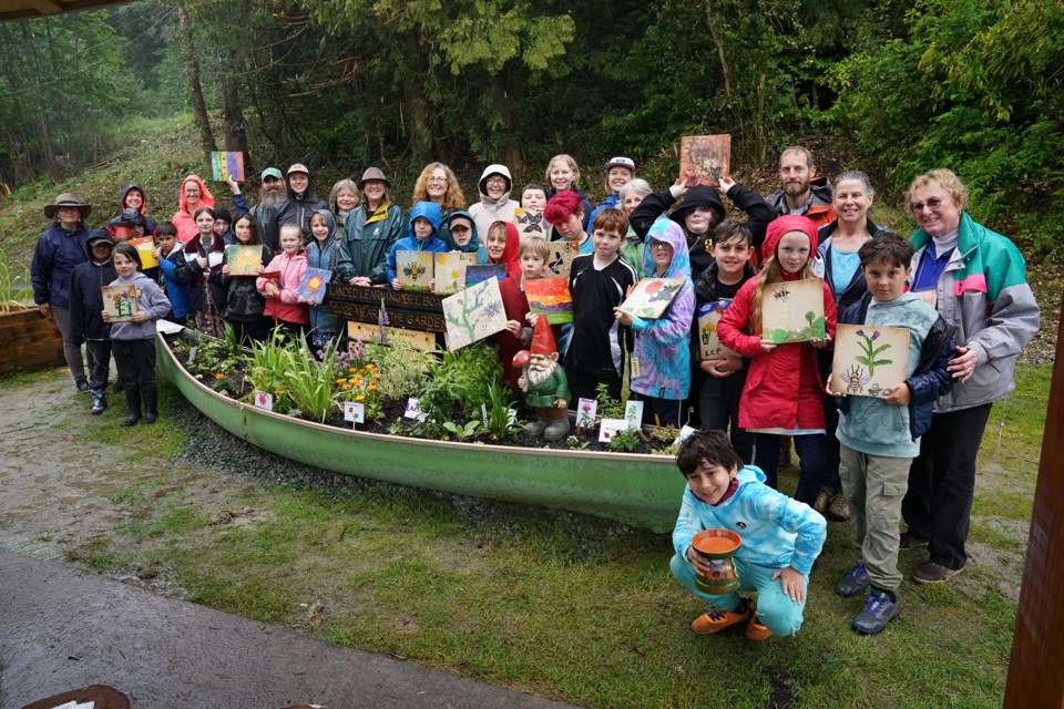 Students in @sd47_board created a bee boat to help pollinators! ow.ly/x0bK50K4IZm #bced 🐝