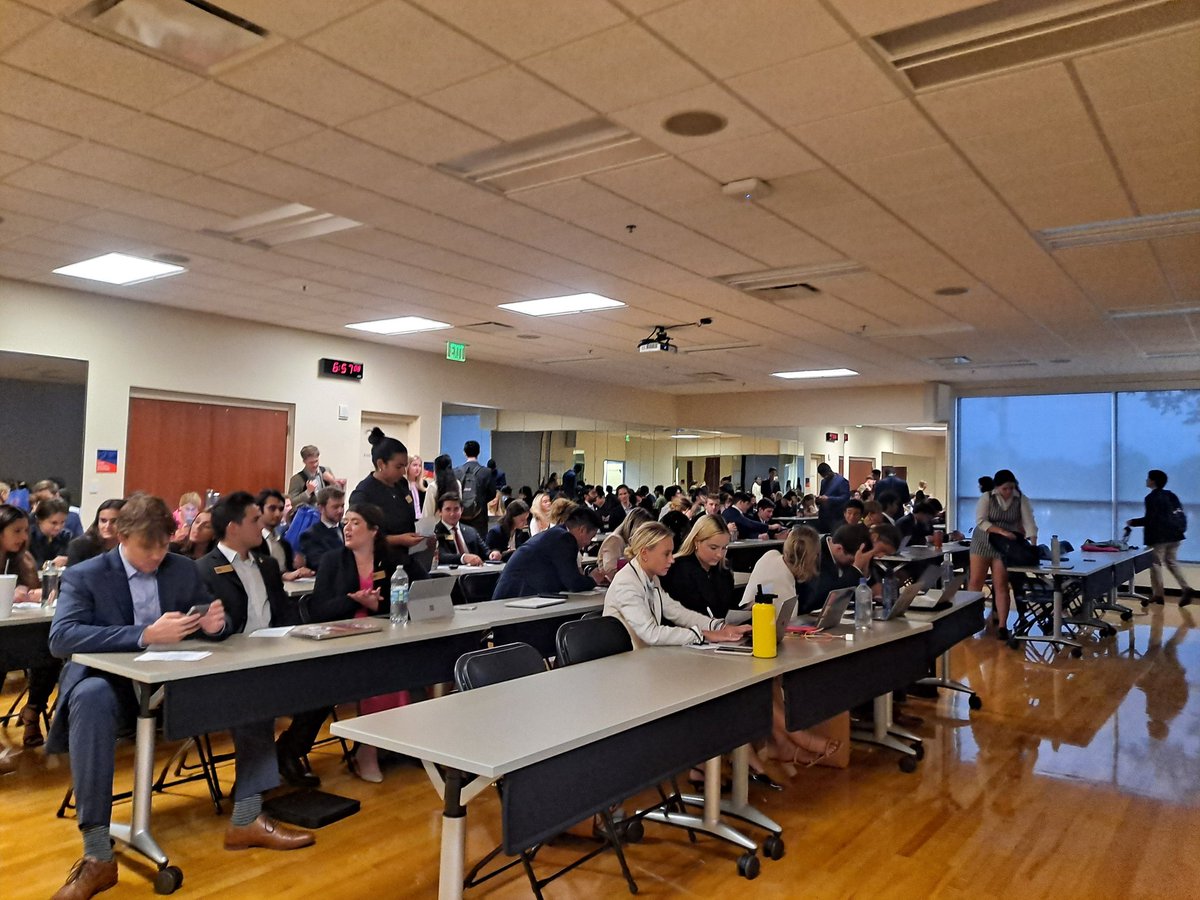 sn_mcdonald's tweet photo. Today's #UFSG Senate meeting getting started soon. This week we are at SW Rec Sports in Meeting Room 3! Follow for updates @TheAlligator https://t.co/GSbGffC8e6