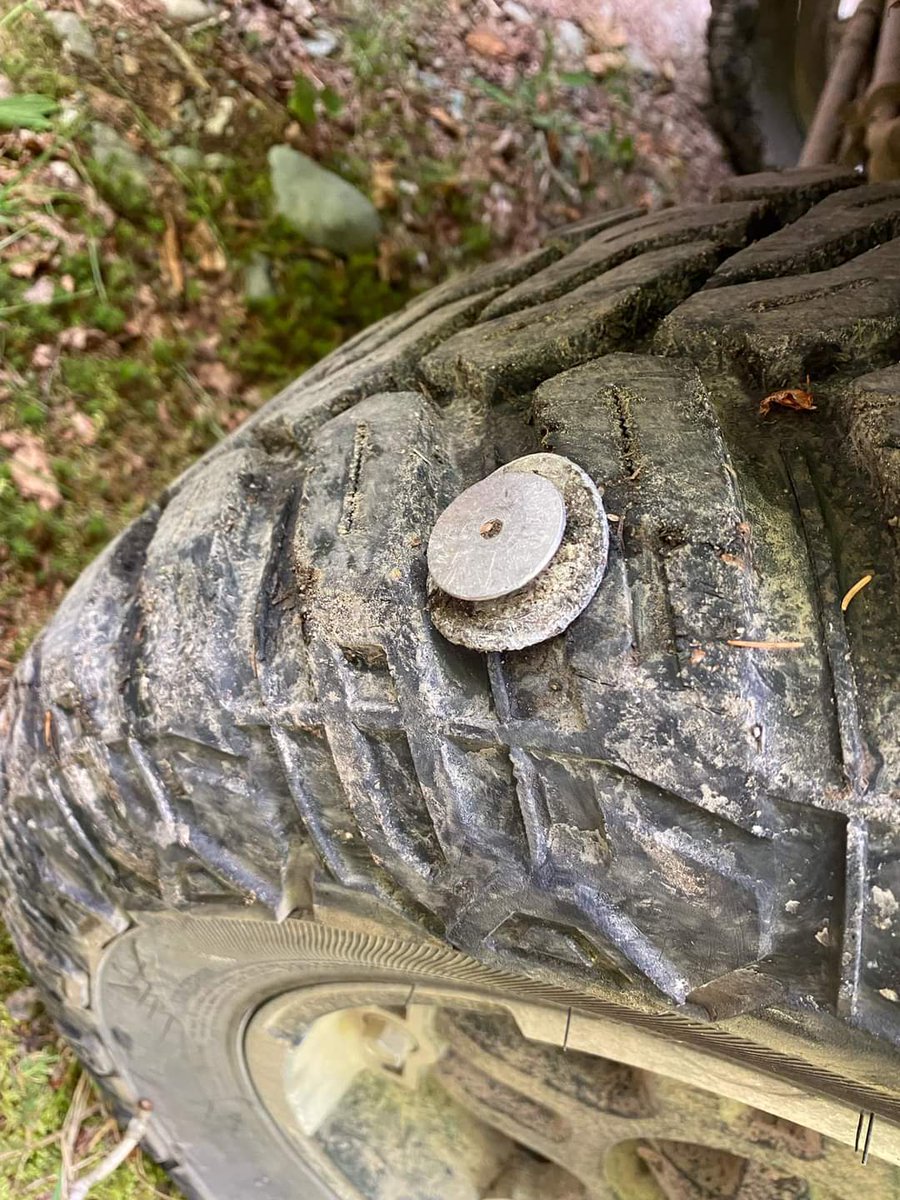 NutsJeep's tweet photo. Good way to pop a tire, fixed in 30 seconds, good pit crew. #nutssticktogether #jeepnuts https://t.co/HojSQ0cBmm