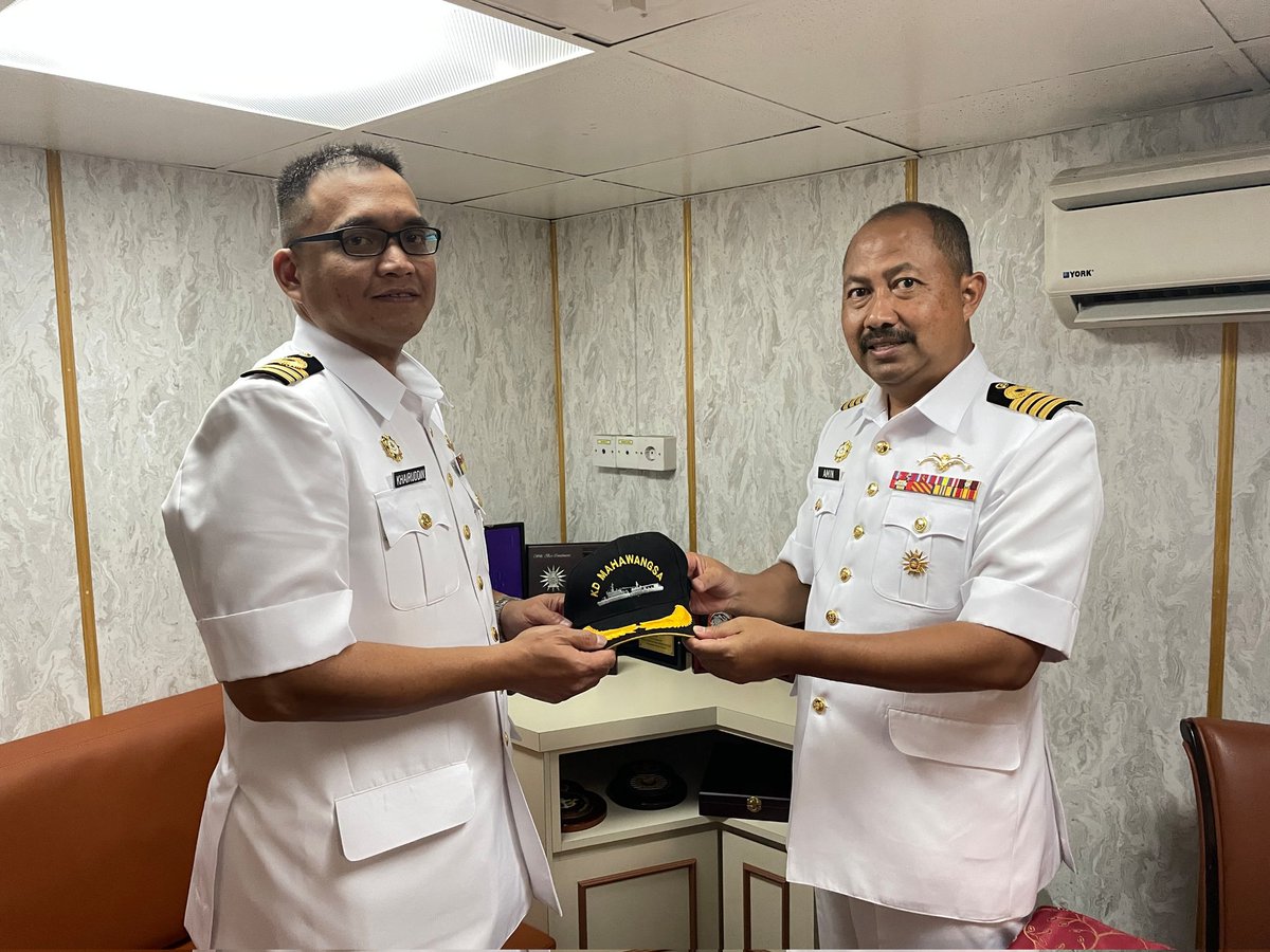 Kunjungan hormat Pegawai Memerintah KD RENCONG, P/Kdr Khairuddin bin Ahmad@Hassan TLDM ke atas Pegawai Memerintah KD MAHAWANGSA sewaktu penugasan Cross Ops kapal beliau di Pangkalan TLDM Lumut.