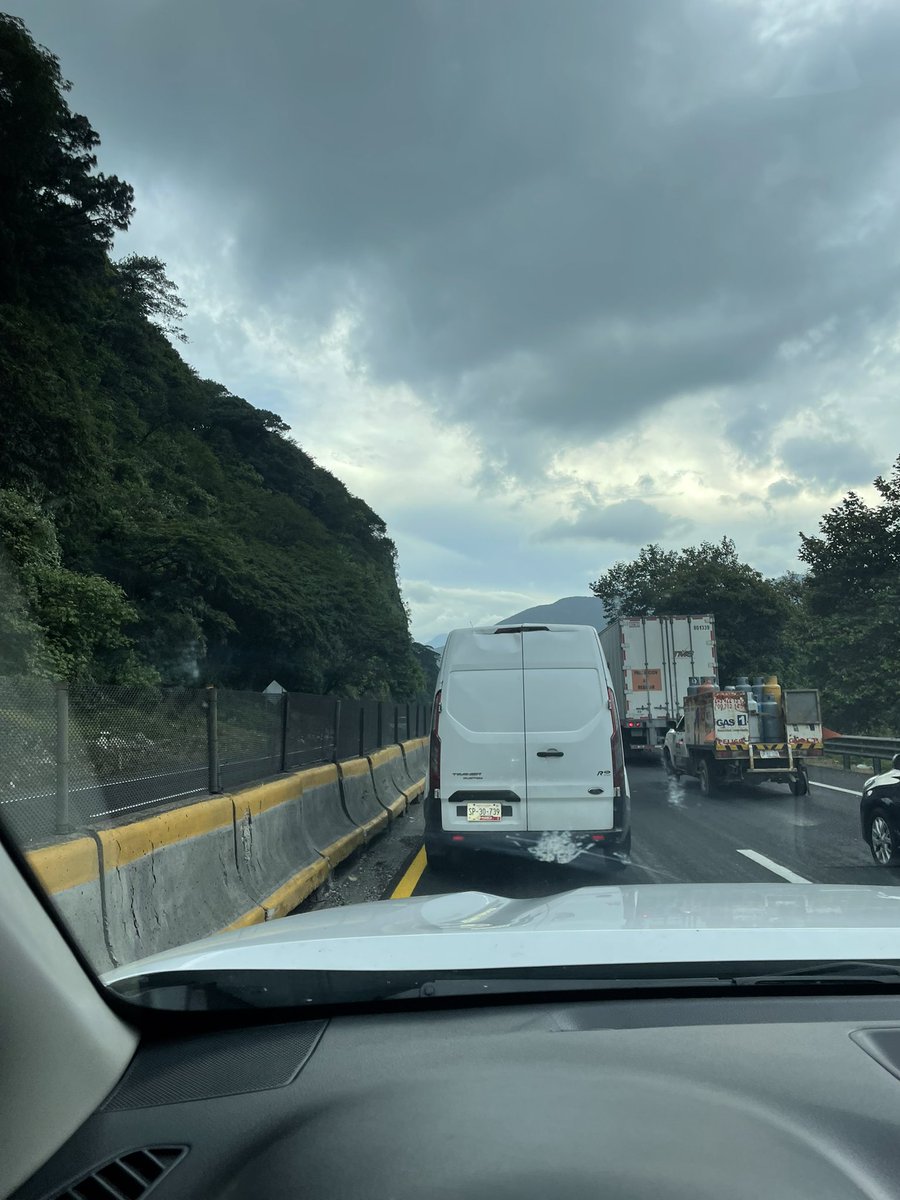 Iturbe19's tweet photo. @CAPUFE  por qué estamos parados  antes de subir a las cumbres ?? https://t.co/ACfV97ZlIw