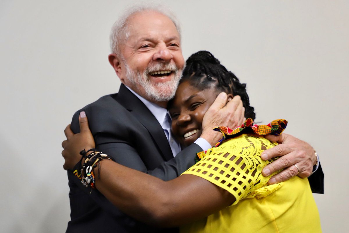 FranciaMarquezM's tweet photo. Un encuentro fraterno y constructivo con @LulaOficial quien expresó su amor por Colombia y su deseo de apoyarnos en el logro de la Paz y el bienestar del pueblo Colombiano.
Gracias Lula, gracias Brasil por su hermandad. https://t.co/UWszy8cAYD