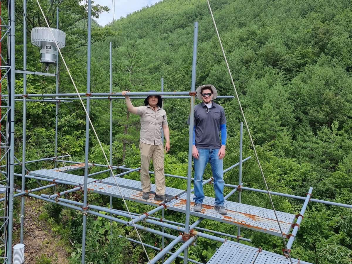 ncam1988's tweet photo. Tristan Green @BUEarth just finished his @FLUXNET_Coop secondment program at @ncam1988. He experienced Asia's landscape and cultural diversities to expand his research boundary. Good job and see you, Tristan! @AmeriFlux @Fluxnet_ecn @snucals1 https://t.co/w0NYAum3xh