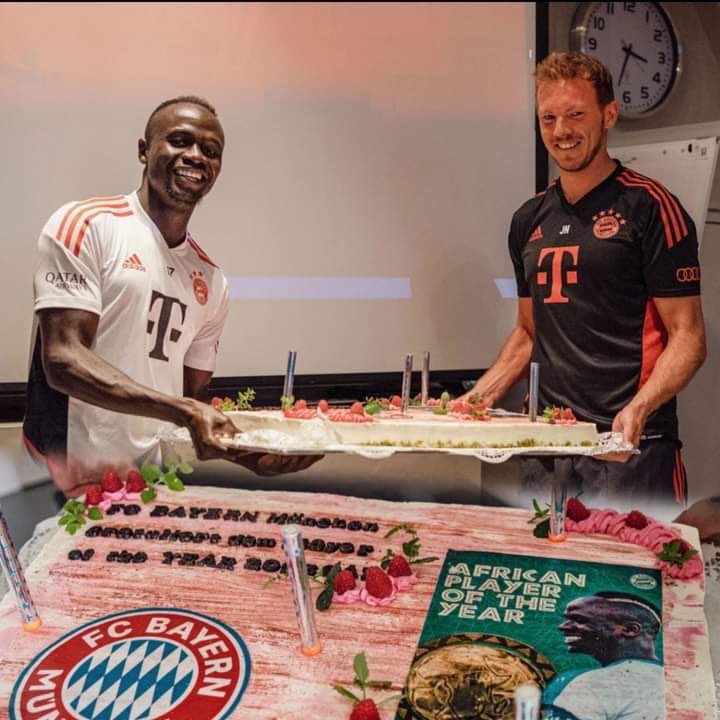 Mustafpro10's tweet photo. Liverpool n'aurait jamais fait ça. Ils ne peuvent même pas le féliciter.

 Imaginez faire ça devant salah 🤣🤣🤣🤣 https://t.co/KtCroJnCDQ