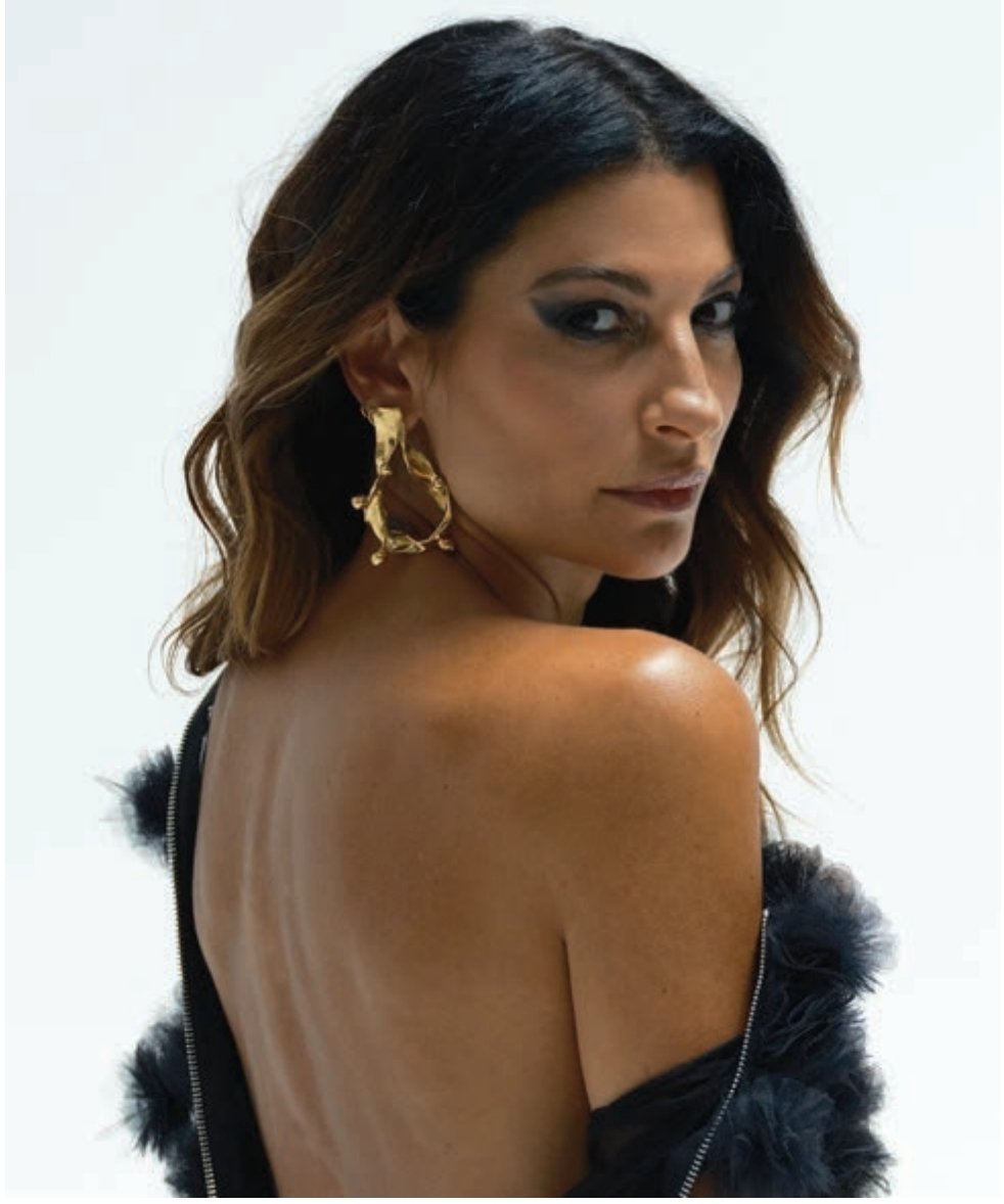 lusomoda's tweet photo. Raquel Prates com vestido de Flávio Brandão e joalharia de Ana Vasconcelos para a Lux Woman Agosto 2022 https://t.co/PxezflKBcP