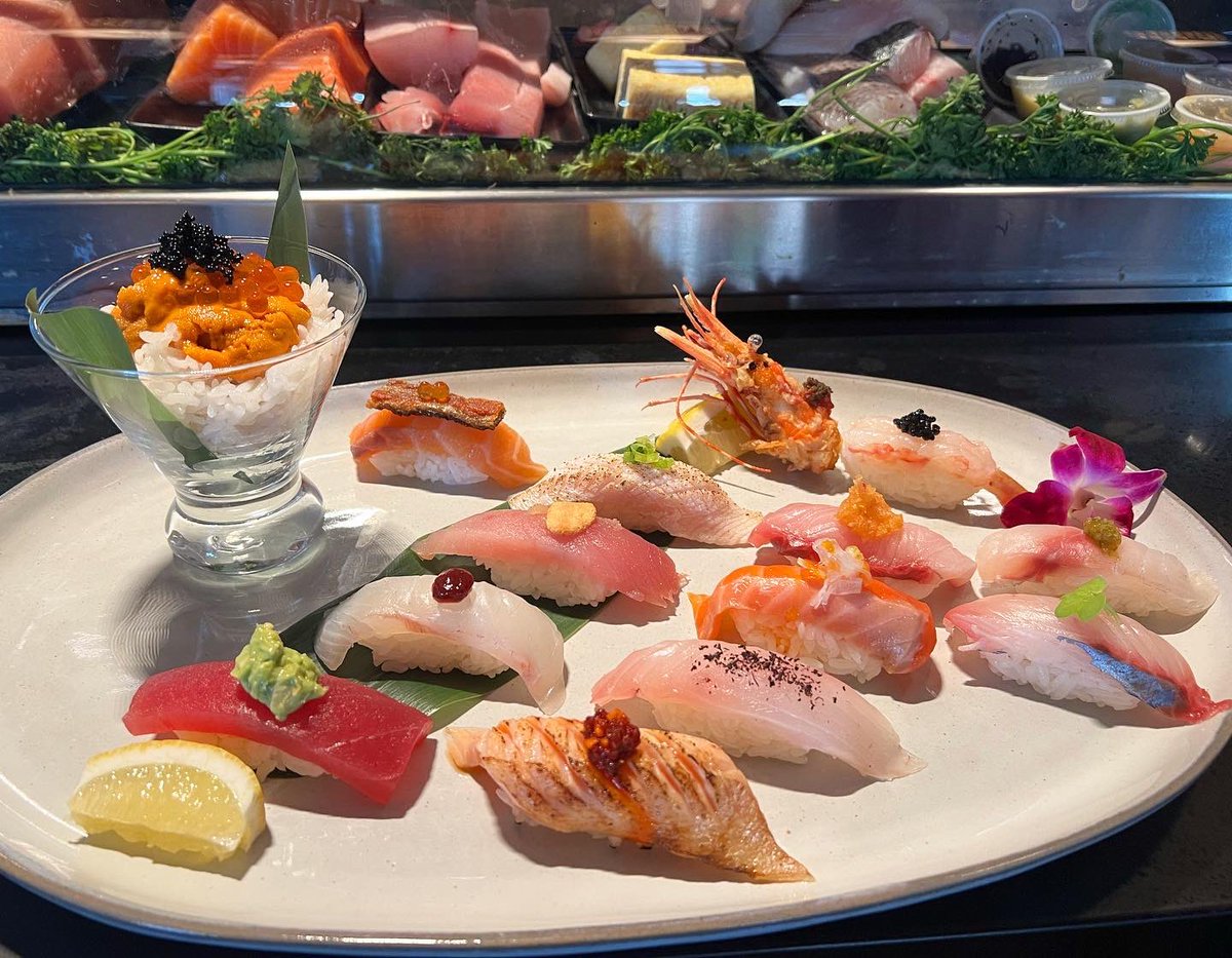 MikuniTaro's tweet photo. Waite family has been supporting #Mikunisushi since the beginning! Golf &amp; sushi on such a beautiful day! #LivingTheDream #RMCC @Sswsuzanne https://t.co/u9NKBg1bFK