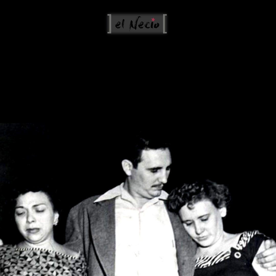 Esta foto no permite subtítulos. Sola cuenta una historia. La historia de aquellas mujeres que perdieron más de 50 compañeros, entre ellos, un hermano. La historia de las que supieron de las torturas y de los asesinatos, pero siguieron luchando. 
🧵Hilo 1/2 👇 #SiempreEs26