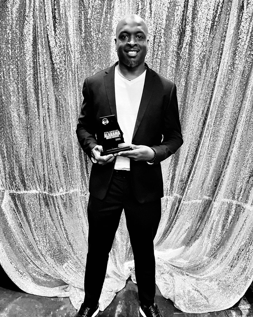 ChrisBurks9's tweet photo. @AlabamaAwards 🙏🏾 Grateful to receive Producer of the Year Award #grateful #humble #producer #ProducerLife #engineer https://t.co/oTMA3bg1Sd