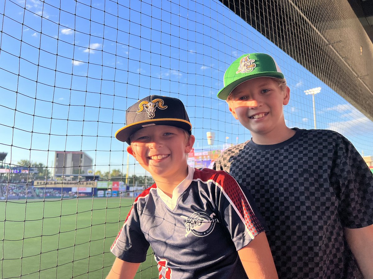 Countrychick76's tweet photo. What a beautiful night for a baseball game! @GoYardGoats #nogoatsnoglory https://t.co/KhKIDWame2