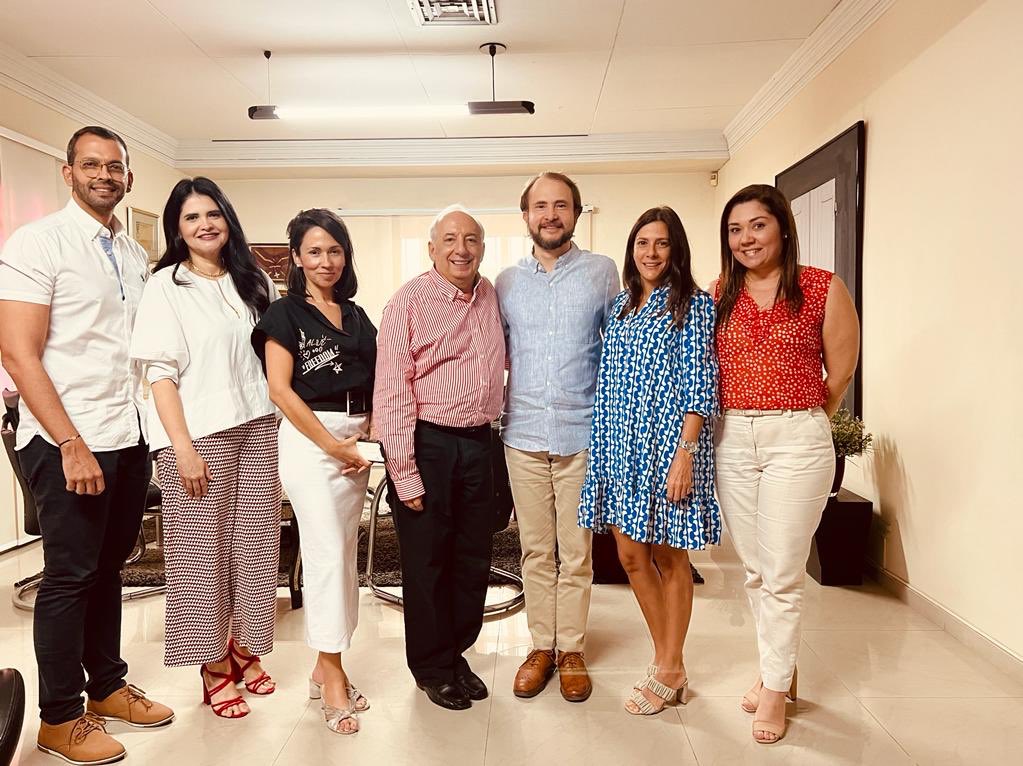 EdgardoSales's tweet photo. Hemos recibido en @SalesInmob la estupenda visita de @mfernandezariza y su equipo @Camarabaq quienes están acercando la cámara a sus afiliados y exponiendo todos los programas que pueden llenar las expectativas de crecimiento de las empresas Felicitaciones así se hace gremio https://t.co/W8xhu45p6H