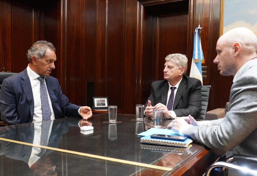 Con <a href="/danielscioli/">Daniel Scioli 🇦🇷</a> y <a href="/ZiliottoSergio/">Sergio Ziliotto</a> seguimos trabajando para fortalecer la inclusión financiera de las PyMEs. 

Por eso acompañamos con financiamiento a las empresas pampeanas, para que inviertan, produzcan, generen empleo y exporten cada día más.