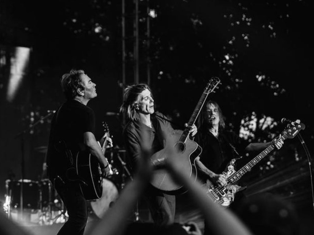 B_FernquistFans's tweet photo. What a great picture from the Troutdale, OR show!
🎸❤️🔥
📸 Ian Enger
@bradfernquist @johnrzeznikGGD @RobbyTakac
#GooGooDolls #GooGooDollsTour #BradFernquist #JohnRzeznik #RobbyTakac https://t.co/Ewo95mN9bR