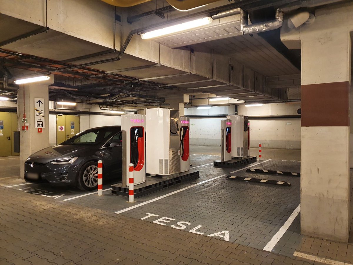 New Tesla Supercharger: Krakow, Poland (4 stalls) tesla.com/krakowsupercha…