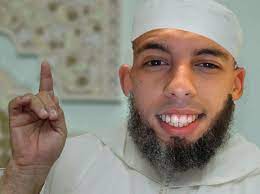 SardineRuisso's tweet image. J'ai rencontré Karim, un de mes anciens élèves de la fnac de Lille. Karim avait un problème de drogue et il s'en est sorti grace à la religion.
Karim a su mettre la charia avant la beuh.