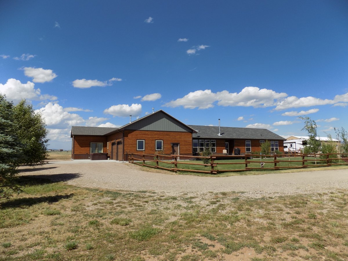 Survival_Realty's tweet photo. Beautiful home on 10 acres | Pinedale, WY | $1,500,000 #survivalrealty #acreage #americanredoubt #land https://t.co/k2ojjcMLx6 https://t.co/7HU1933q7B