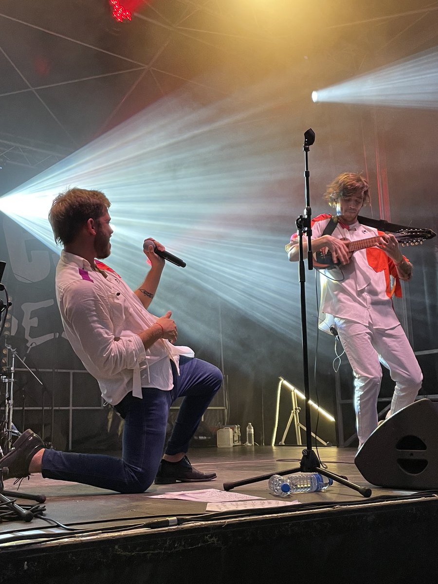 tunayoficial's tweet photo. ✨Postales increíbles de una noche magica que vivimos en La Vienne, Francia.🇫🇷

Fue hermoso 😍 nos da un orgullo enorme haber compartido nuestra música tan lejos de casa y que nos hayan brindado su amor y hospitalidad, tanto el publico como la organización @departement86 @LHV86 https://t.co/SwXtDV8cci