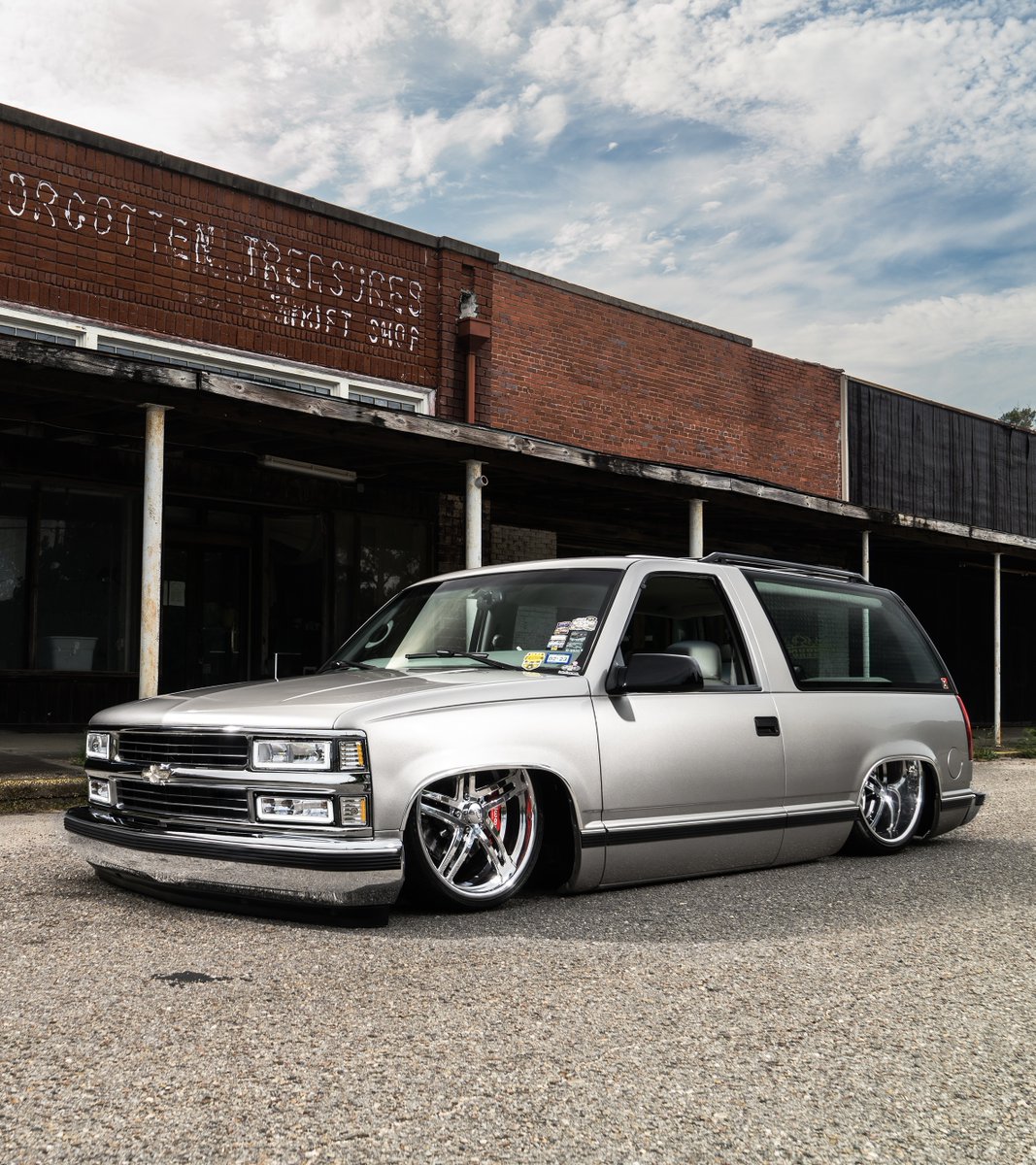 AccuAir's tweet photo. We caught up with @shortygarcia84โs insane 2-Door Chevy Tahoe, tucking a set of Billets hard thanks to #eLevel. ๐
#AccuAir #Bagged #BaggedChevy #Chevy #Tahoe #LSX #AmericanMuscle #TuckingTuesday #Slammed #AirRide https://t.co/paDwZ3KrSs