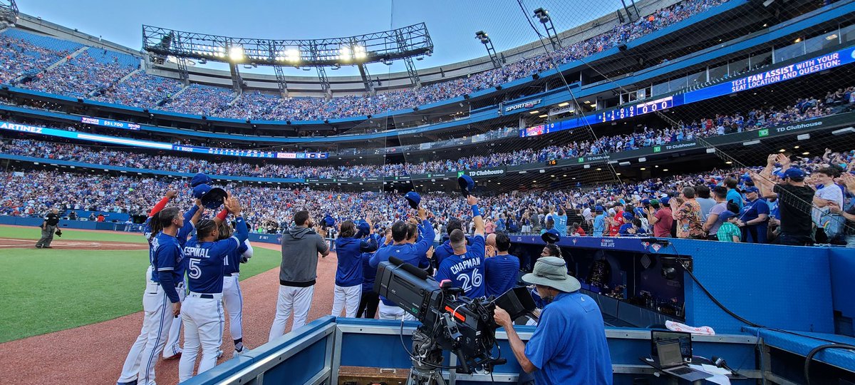 ArashMadani's tweet image. The players saluting Buck in his first game back --