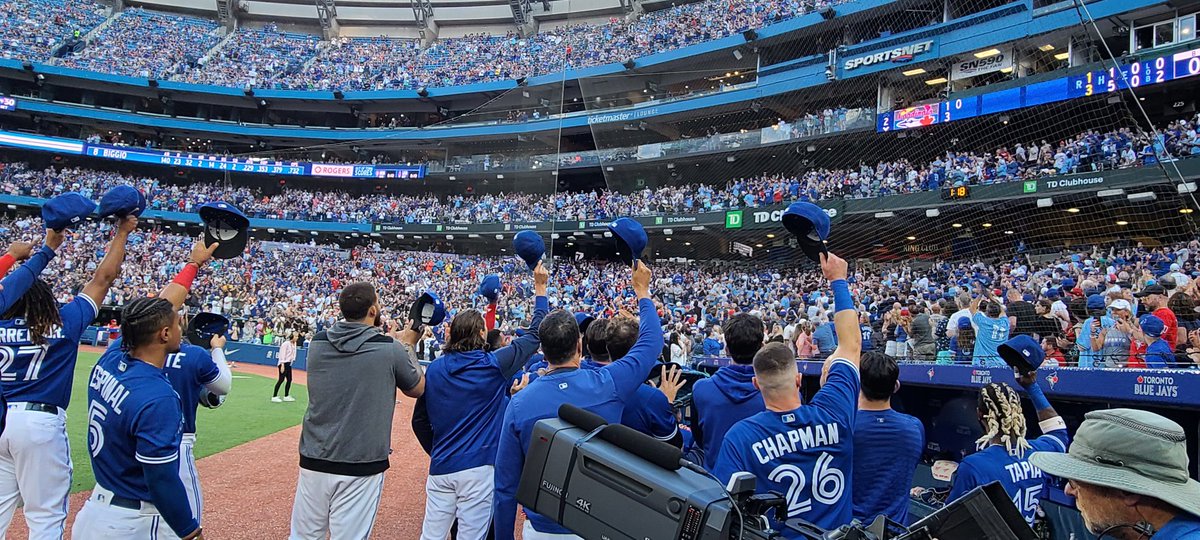 ArashMadani's tweet image. The players saluting Buck in his first game back --