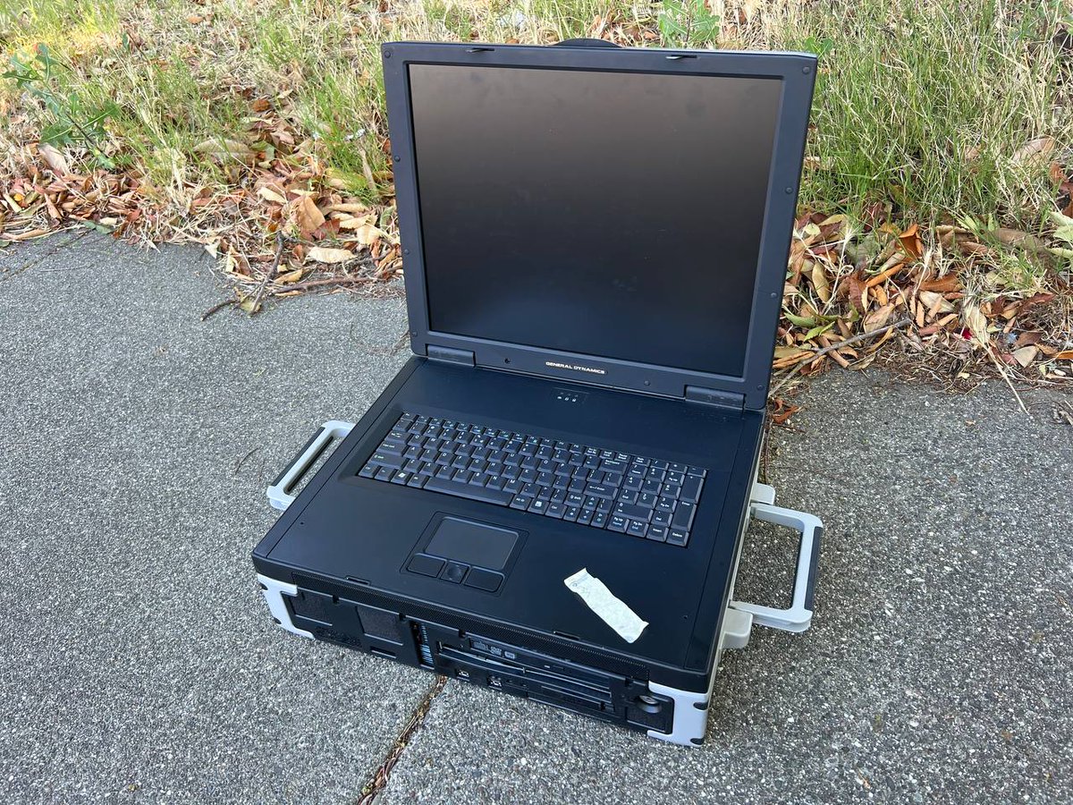 compgeke's tweet photo. SPARC machine are cool. 19" laptops are cool. How about we combine them together? That's exactly what General Dynamics Itronix Tadpole did. I present the VM2100s. https://t.co/iJLqrZqEpc