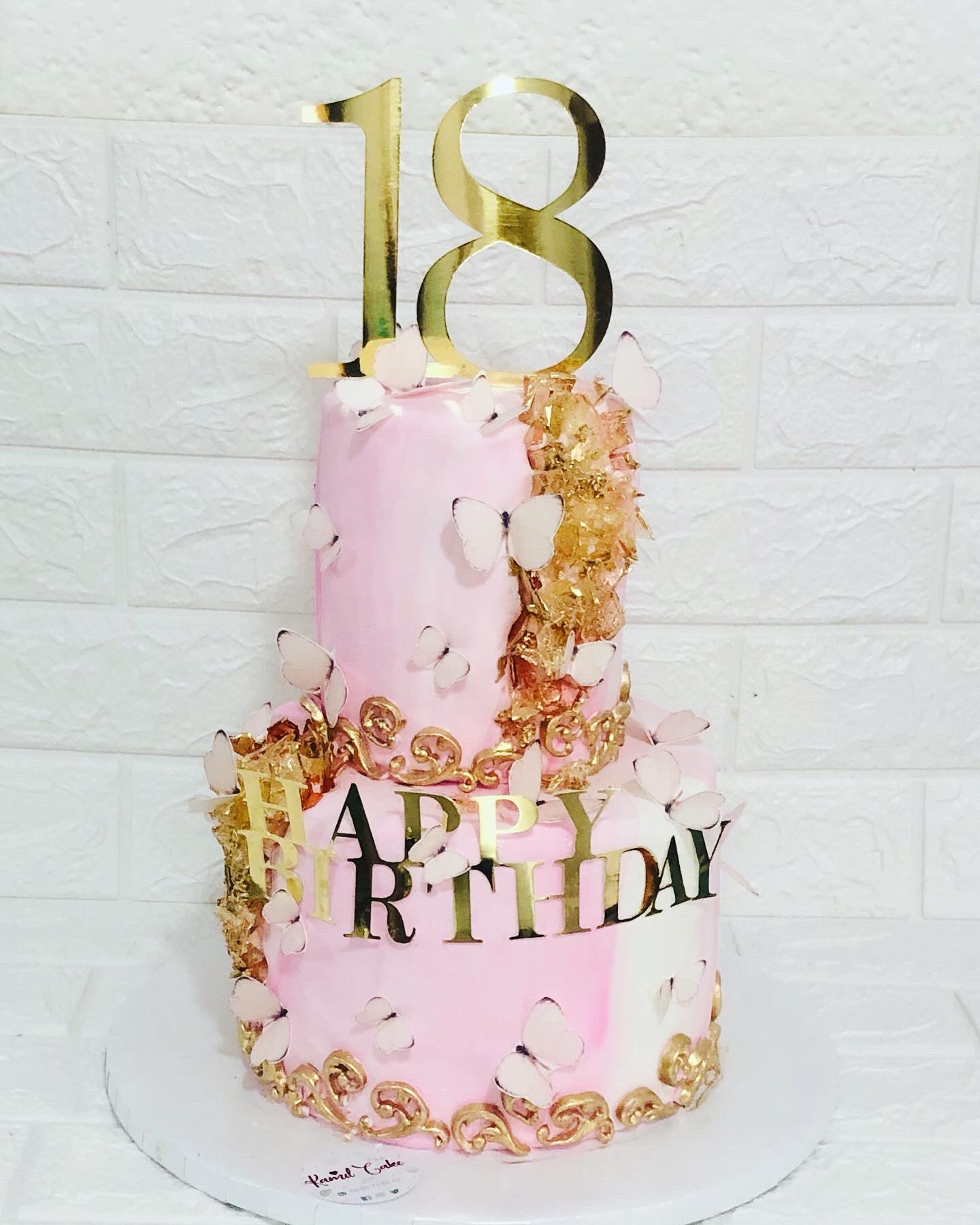 Florecer orden donante Kamil'cake on Twitter: "Pastel de Geoda para celebrar con mucho estilo tus 18  años! . 🎊🎂💕 . Los cristales son de azúcar y las mariposas de oblea.  #pastelfondant #pastel #pastelgeoda #geodecake #party18years #