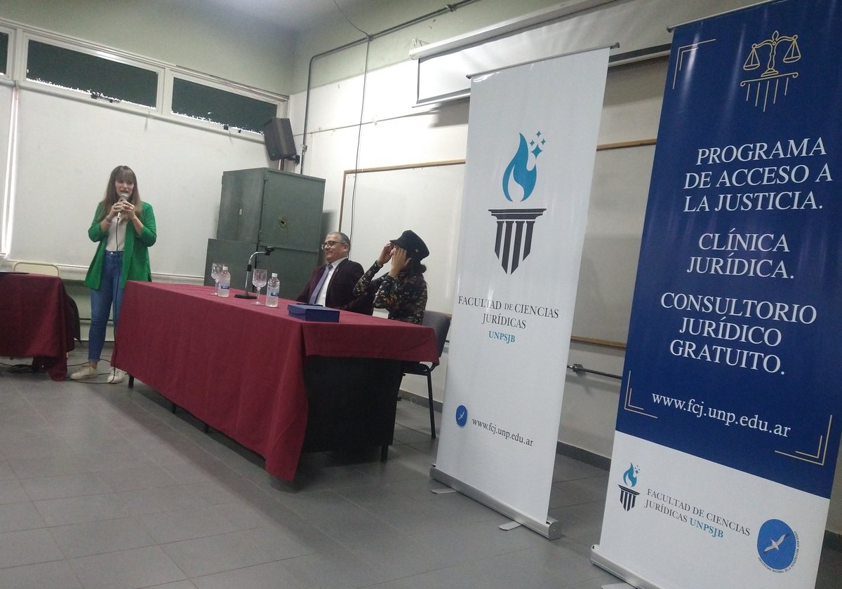 TatiNawelkir's tweet photo. Hoy estuvimos con @AnitaSicilia contando nuestro trabajo desde @ProyectandoCh en #contextoDeEncierro !
Gracias a la Defensa Penal y a lxs Jueces que siempre nos acompañan en este hermoso proyecto! ✊🏽
Gracias Anita por tus #LibrosEnLosPabellones 📚✊🏽 https://t.co/IWX47fYFvC