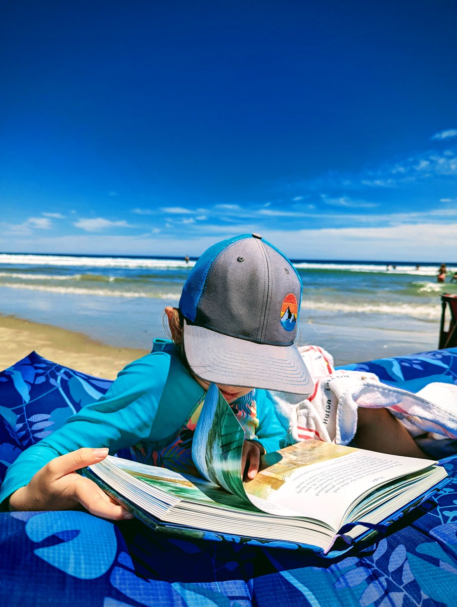 OrlyRory's tweet photo. @madebygoogle Nothing like a beach read! #Pixel6Pro https://t.co/nmJMOIn7sE