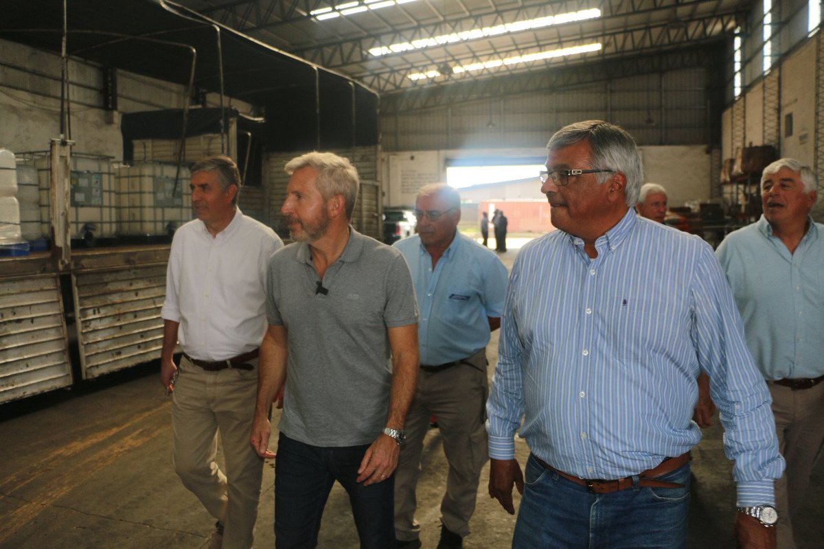 PROGualeguaychu's tweet photo. ROGELIO FRIGERIO EN GUALEGUAYCHÚ 

A la mañana visitó la empresa Transporte Mostto junto a Diego Esnaola.
A la tarde, junto a Pablo Echandi, mantuvieron una reunión con la Comisión Vecinal del barrio Gualeyán, temas, mal estado de calles, falta de iluminaria, inseguridad y drogas https://t.co/DYYBbjLpVt