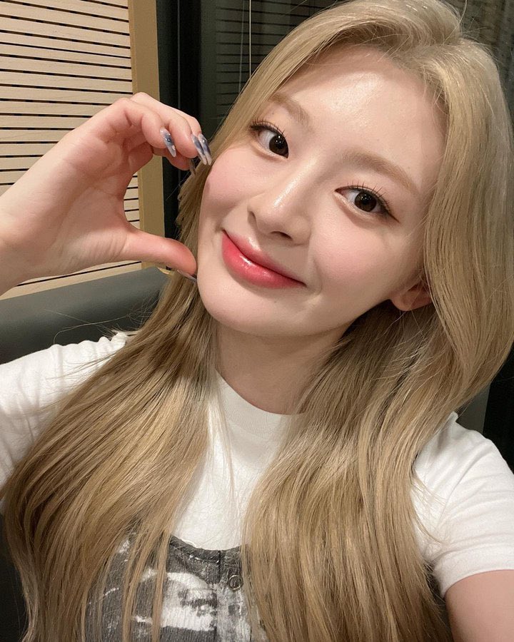 Good morning! Rise and shine Ssenituals. 🌼