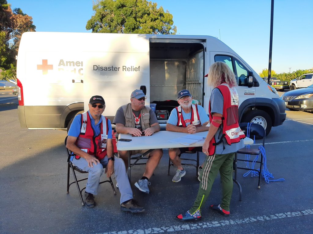 RedCrossNorCal's tweet photo. In addition to supporting a shelter during last week's #AnzarFire, our volunteers also responded to 52 other disaster events within our region, assisting 114 residents. Here, disaster responders await Anzar Fire evacuees in the parking lot of Anzar High School last Thursday. https://t.co/yfsEwol238