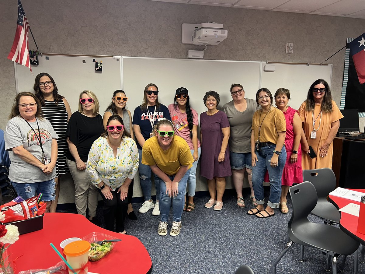 JonesKandes's tweet image. New teachers were welcomed today @Reed_Elementary by their mentors &amp;amp; other Reed staff! They’re SHADING out fear to accomplish their dreams 🕶😎Reed-Where Dreams Take Flight ✈️ #ReedOwls22 Great job @ReedElem_AP