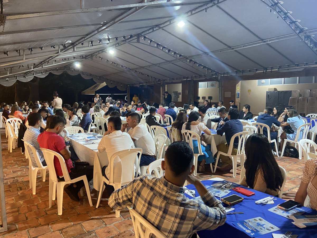 udes_oficial's tweet photo. #OrgulloUDES | Nuestros #graduadosUDES 💙son motivos de orgullo y alegría🎊, hoy compartimos con ellos🎓 y sus familias la alegría 🍾 de lograr los sueños. 🎇Felicitaciones a nuestros próximos próximos profesionales📜, gracias por permitirnos ser partícipes de este momento🥂. https://t.co/nez5xHX0Tw