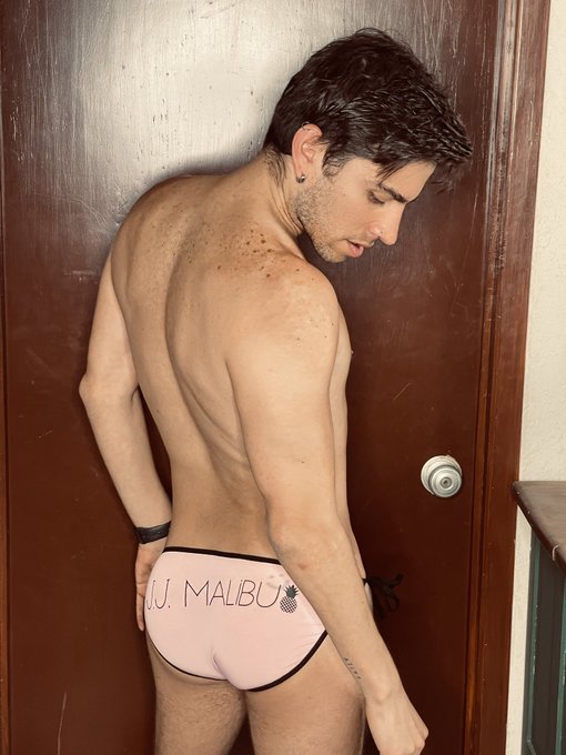 2 pic. ???
#JJMALIBU https://t.co/t4qWzi0G1r