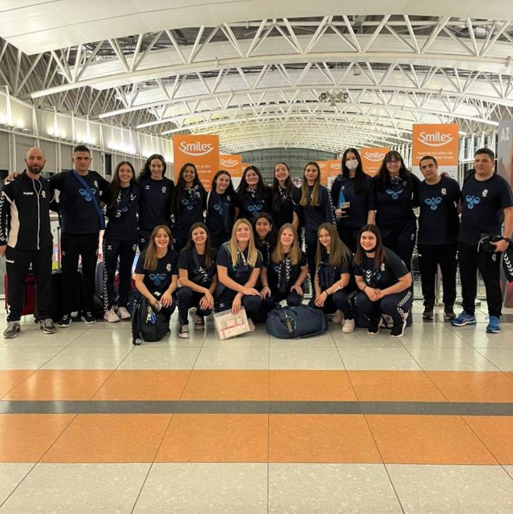 El Seleccionado 🇦🇷 Juvenil Femenino ya partió ✈ hacia Macedonia del Norte 🇲🇰 para disputar el Mundial de dicha categoría desde el 30/07 al 10/08.

El debut de las dirigidas por <a href="/martinduhau/">Martín Duhau</a> será el próximo sábado a las 13:30hs cuando se enfrenten a Hungría 🇭🇺.