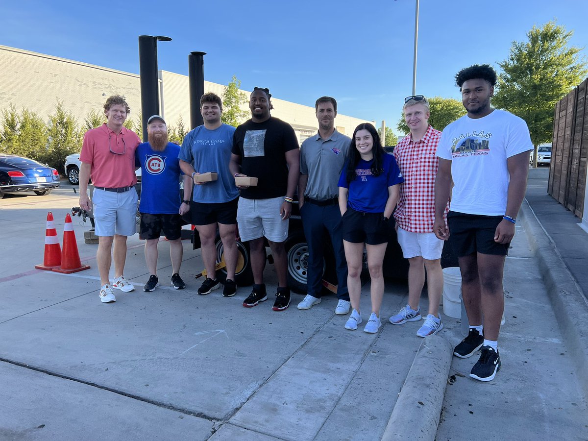 HeimBBQ's tweet image. Awesome time tonight getting to feed some hungry @LATechFB Bulldogs!!! Program is in great hands with our guy @SCumbie_LaTech in charge!!