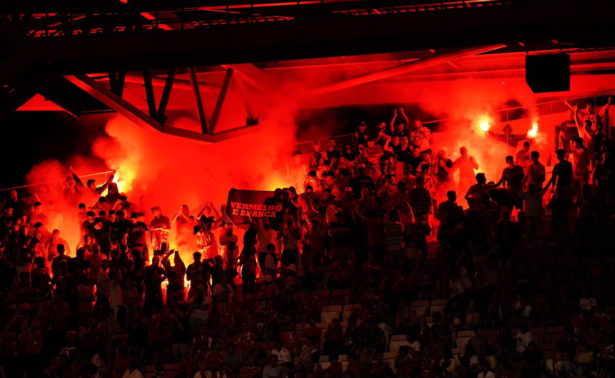 ultrasbenfica__'s tweet photo. Temos tudo, só não temos comparação! #EPluribusUnum https://t.co/YhAFg5Ypgm