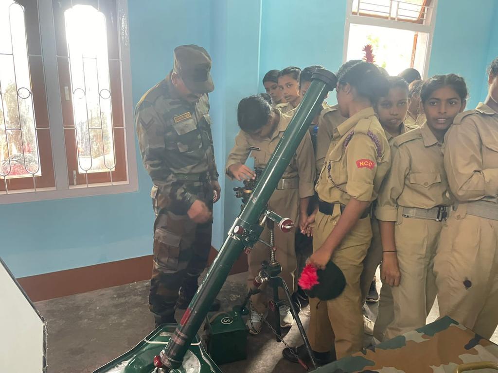 GajrajCorps_IA's tweet photo. To commemorate #KargilVijayDiwas, a motivational tour was organised for the NCC cadets at Dhubri, #Assam. Weapon and equipment display also organised. Enthusiasm and curiosity of the cadets was heartwarming.
@adgpi
@easterncomd
@mygovassam https://t.co/GbxTT278TG