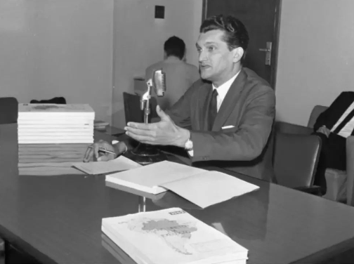 traplev's tweet photo. @moreira_uallace salve Celso Furtado!!!
início do ano estava pesquisando (para um trabalho q ta em processo ainda) a a atuação de Celso e encontrei essa capa do "Plano da Sudene" de 1962 e na seqencia encontrei esse retrato dele próprio com os Planos em sua mesa.
#CelsoFurtado
#Traplev https://t.co/EPrC7V73iq