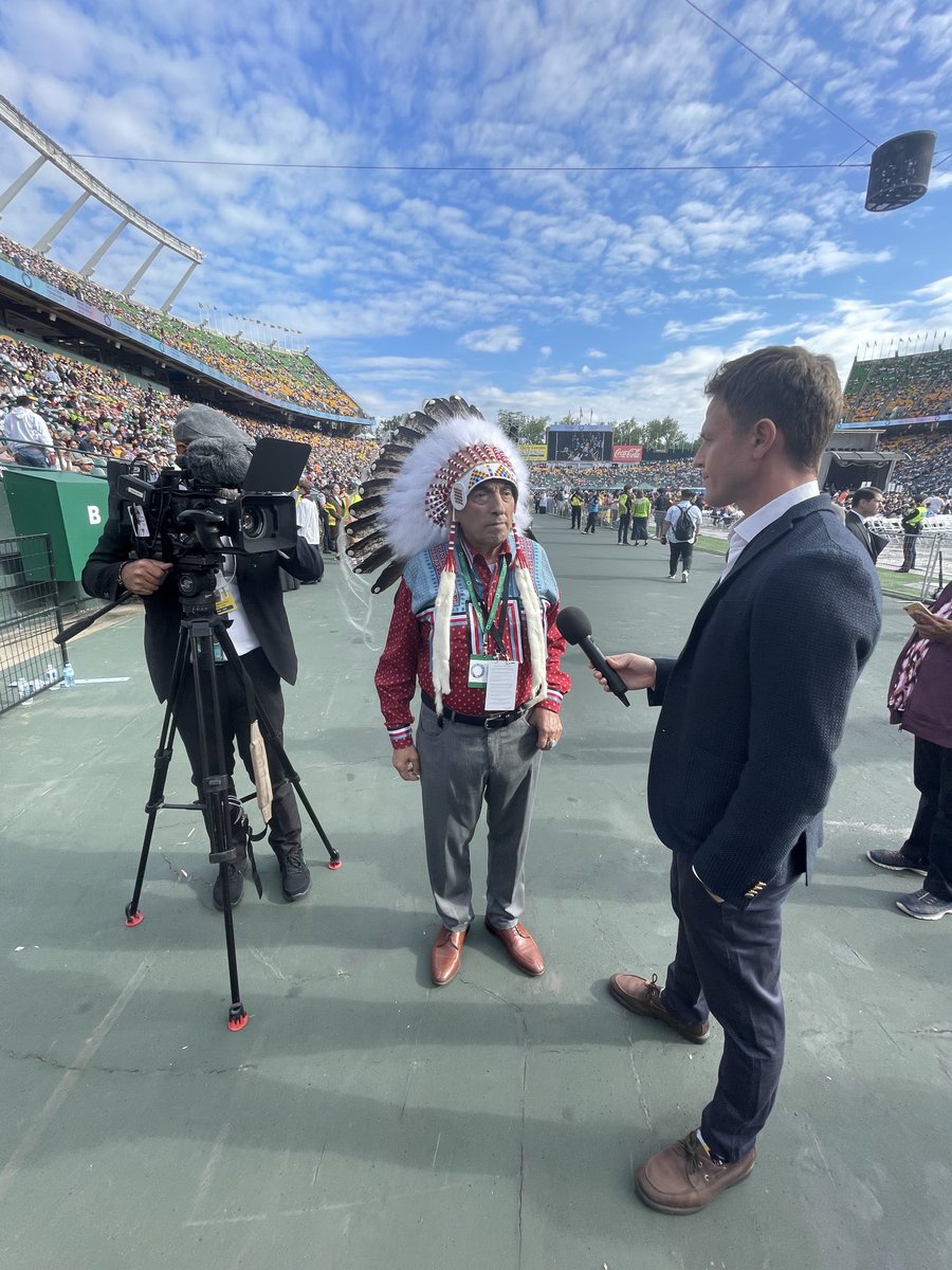 susansmithott's tweet photo. ⁦@SayChrisLive⁩ w former National Chief &amp; residential school survivor Phil Fontaine in Edmonton before the Pope’s mass. Fontaine addressed the crowd of 60,000 with a message of “Perservance and Forgiveness” to describe his journey. #papalvisit #FirstNations #cdnpoli #Pope https://t.co/NfB0pwhnuU