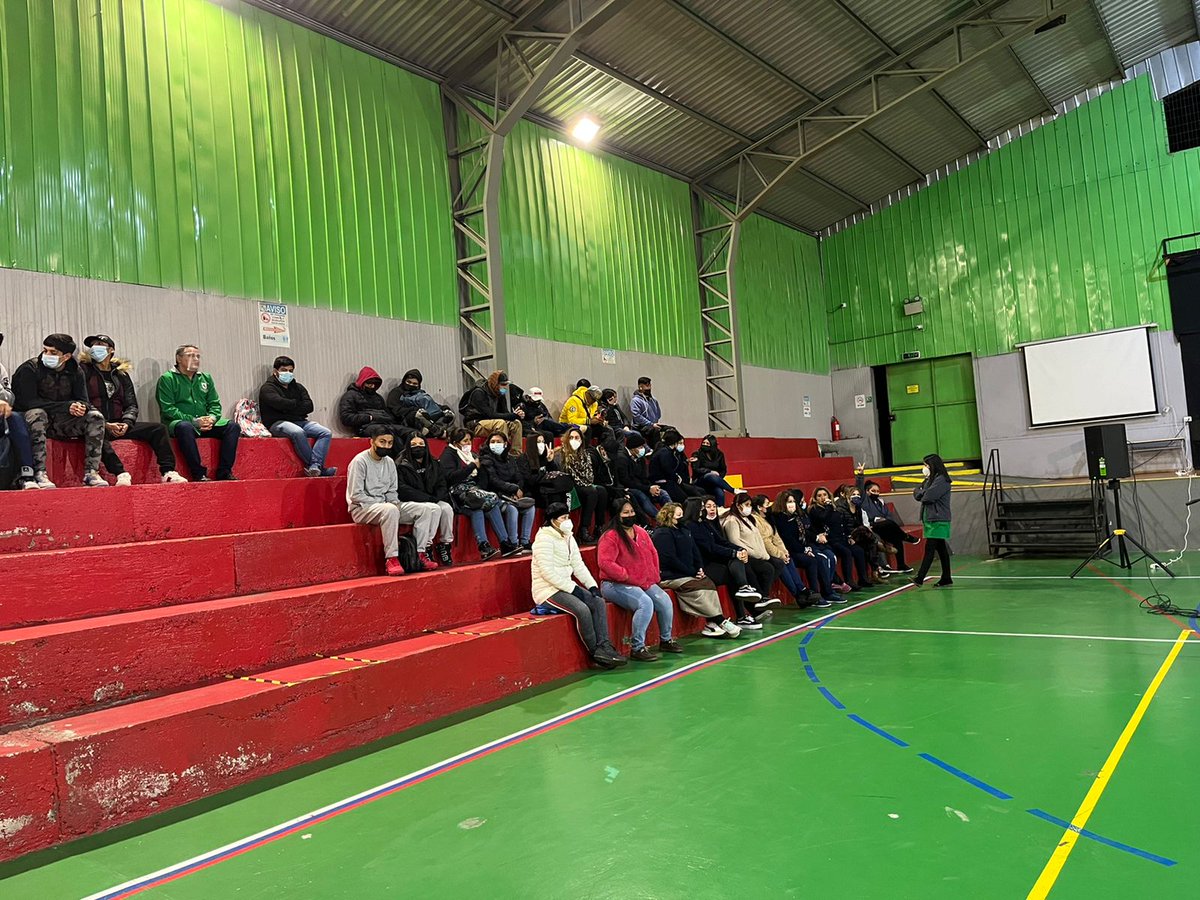 SchoolKronos's tweet photo. El colegio Kronos, envió un saludo a través de la Coordinación Académica EPJA, a todos los estudiantes de la jornada vespertina. El que se refleja con novedades, como por ejemplo; campos deportivos a través de baldosas modulares y tecnología para las salas de clases. https://t.co/JkMMiHhKAV