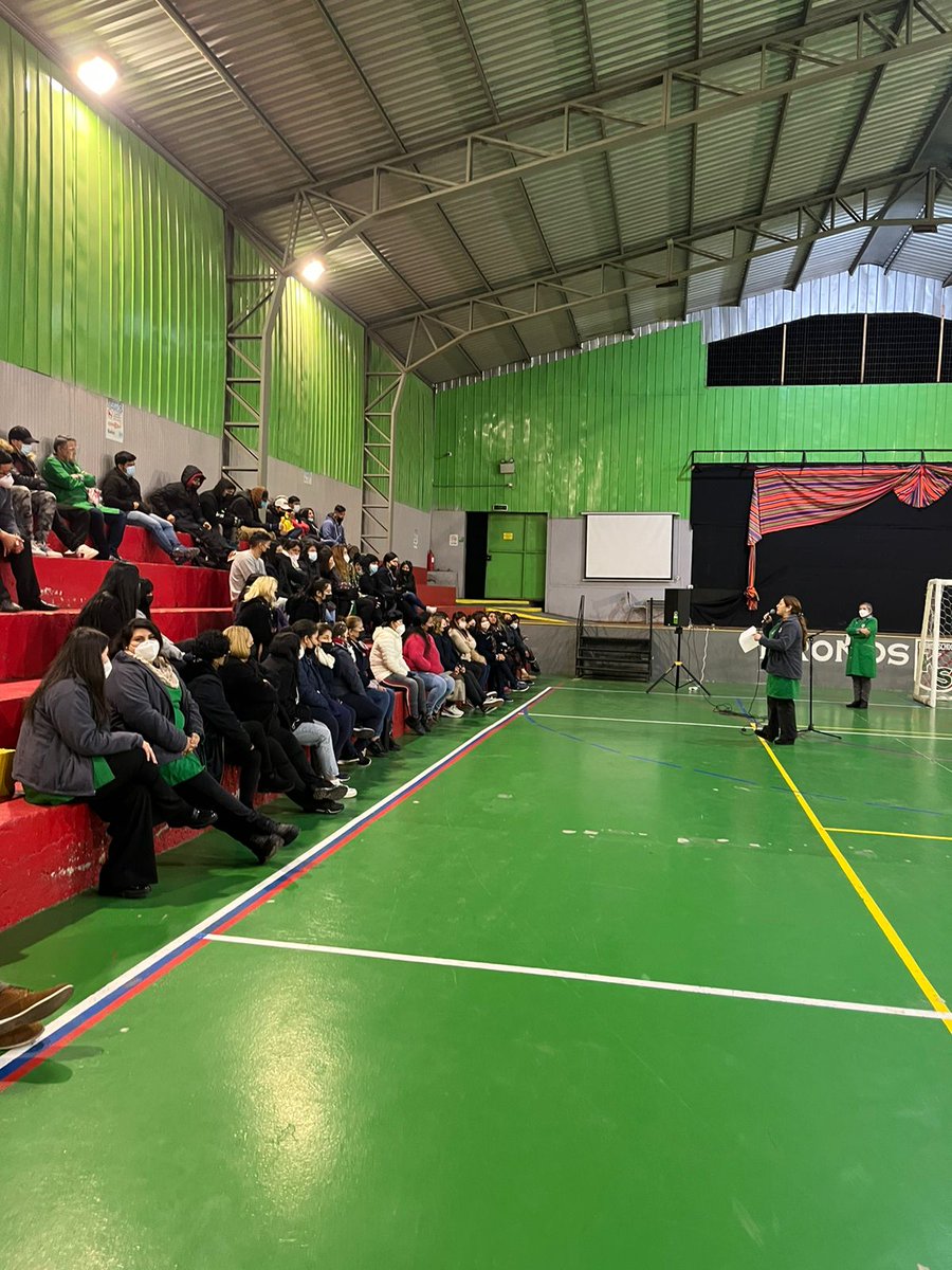 SchoolKronos's tweet photo. El colegio Kronos, envió un saludo a través de la Coordinación Académica EPJA, a todos los estudiantes de la jornada vespertina. El que se refleja con novedades, como por ejemplo; campos deportivos a través de baldosas modulares y tecnología para las salas de clases. https://t.co/JkMMiHhKAV