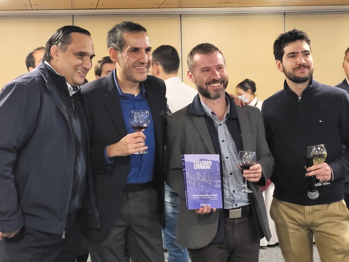 Celebrando con <a href="/rodriguez_val/">Alvaro Rodriguez Valencia 🇨🇴</a> la publicación de su libro Ciclismo Urbano. 👍