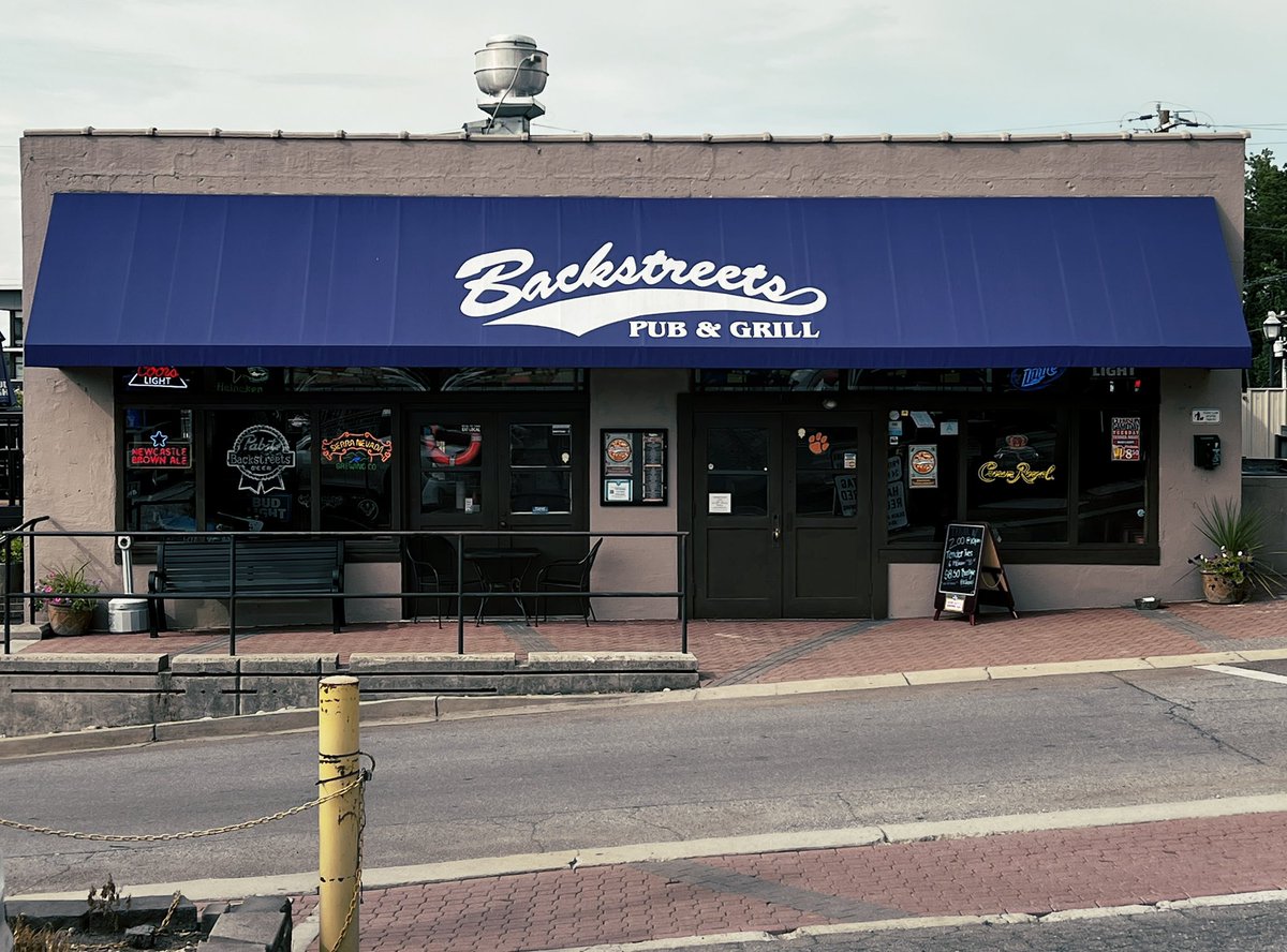 brooksderrick's tweet photo. Phenomenal wings and great conversation today with legendary reporter @larry_williams_ of @TIinClemson. This is a special place. If you know, you know. #StayTuned https://t.co/B56jskQp6P