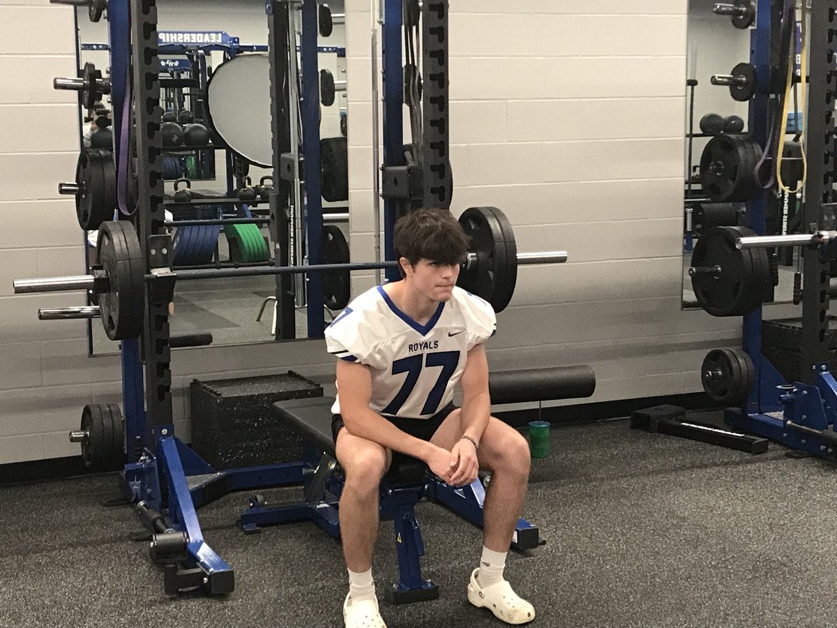 CoachGalyan's tweet photo. Behind the scenes at Senior picture night!  #RaiseTheBar https://t.co/K0IBkH4Gd3