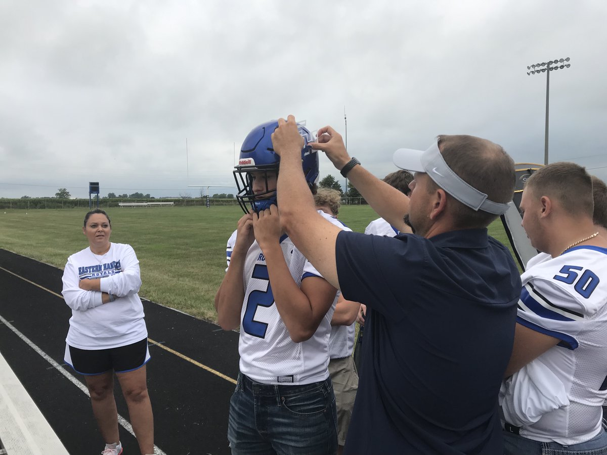 CoachGalyan's tweet photo. Behind the scenes at Senior picture night!  #RaiseTheBar https://t.co/K0IBkH4Gd3