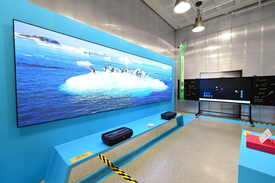 HisenseTerminal's tweet photo. Learning while playing!
The"HISENSE TO B WITH U" technology exhibition kicked off on Wednesday at #Hisense Exploration Center in Qingdao, answering one hundred thousand whys of visitors. Hisense products from 10 B2B industry sectors also made their debut at the exhibition. https://t.co/Xyts6W3Ds4