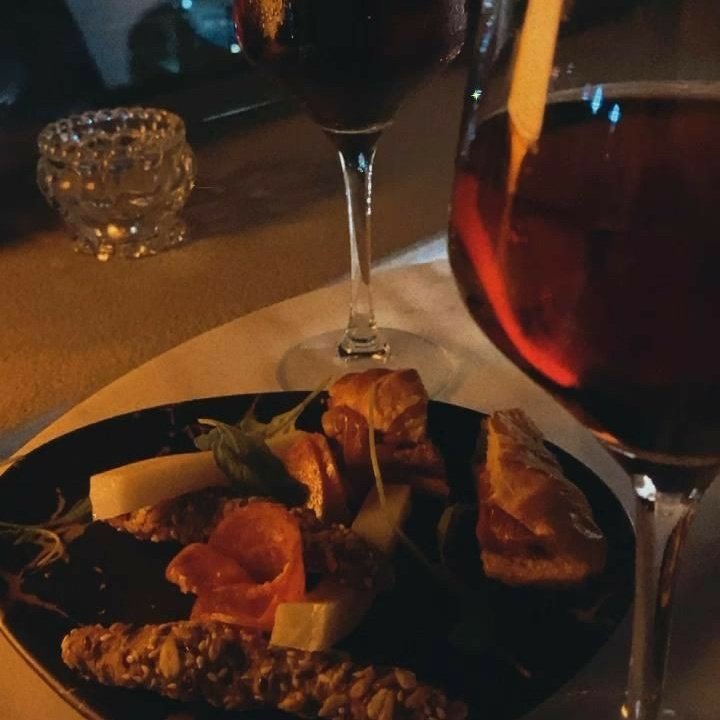 ┌─── 𝐃𝐫. 𝐋𝐞𝐞 𝐖𝐢𝐥𝐥𝐢𝐚𝐦
 —  날마다

Uma noite especial na Itália, com ela!❤️