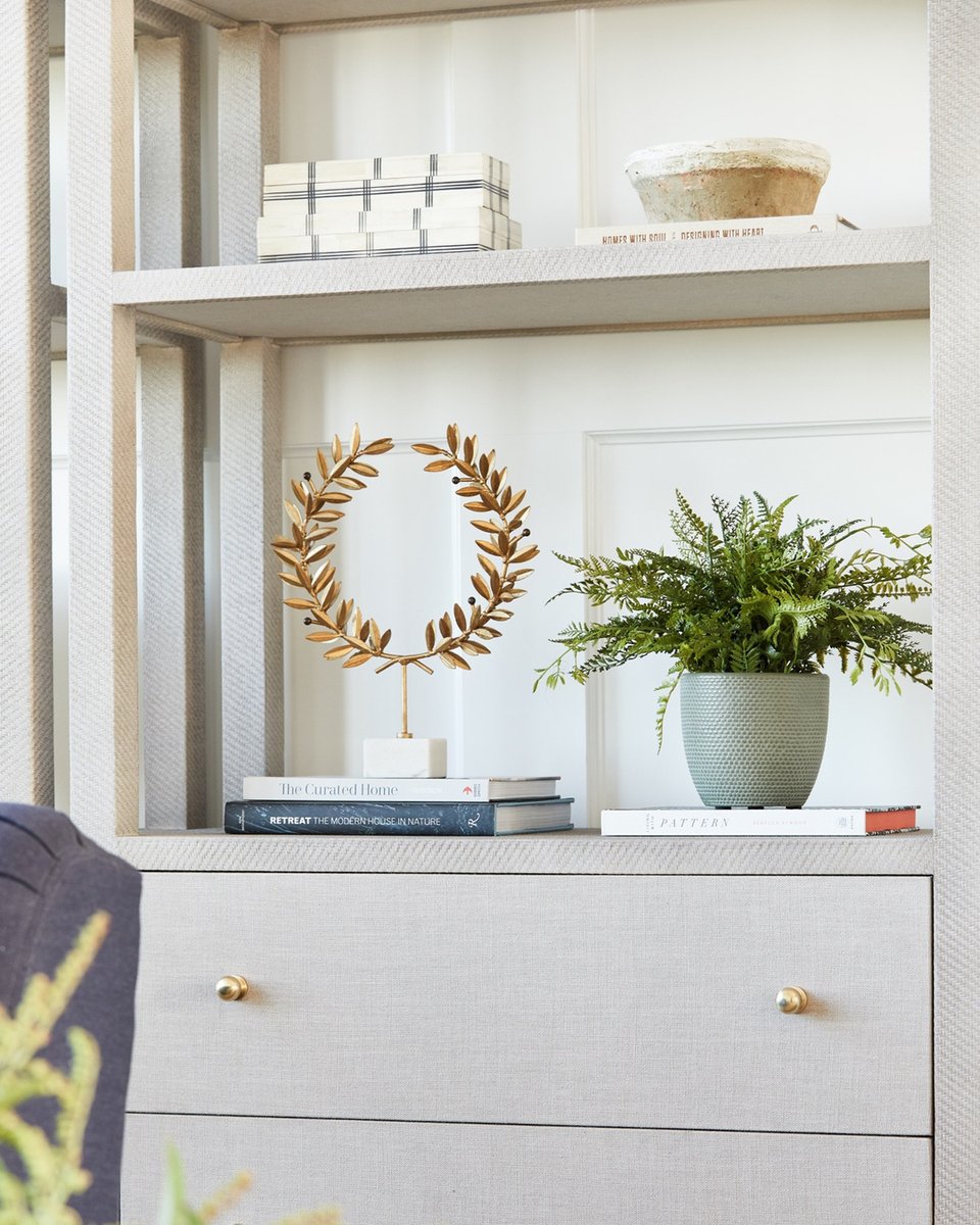 lexiwestergard's tweet photo. What's your favorite item to style a shelf with? Ours has to be a faux fern -- combining the organic with the elegant! 🌿

#WestergardHome // #LWSimplyBeautifulLiving // Photography by: @johncwoodcock https://t.co/H1auu179GD