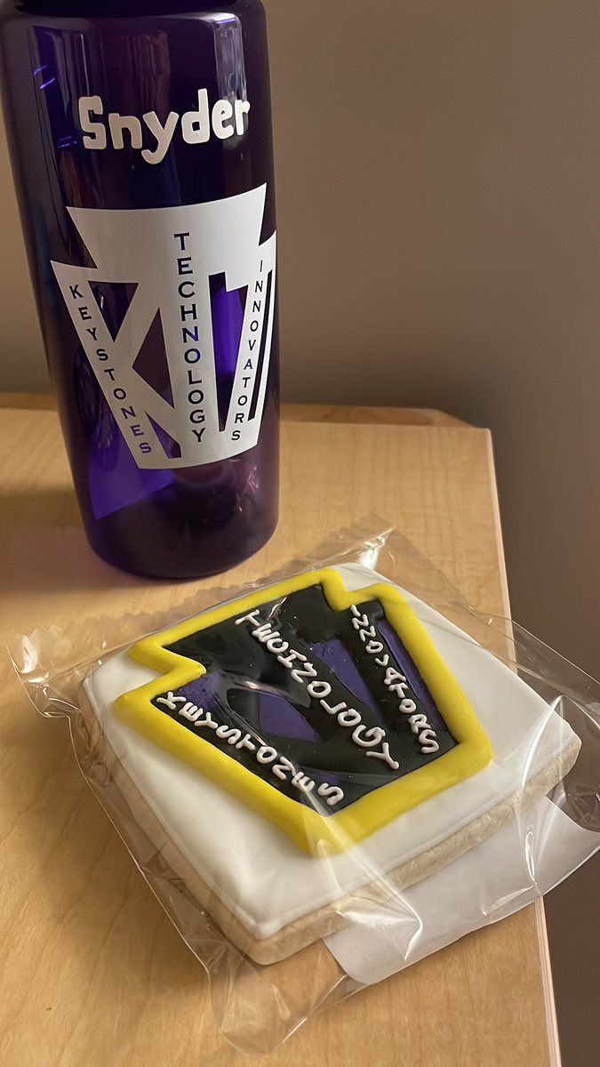 libsguide's tweet image. What a cookie!!!! Thank you so much, @MishelleManning !! #ktisummit #whoa #cookies