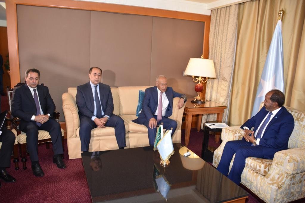 أبو الغيط يلتقي بالرئيس الصومالي ويؤكد وقوف الجامعة إلى جوار الصومال فى مواجهة أزمة الجفاف
كتب: أيمن وصفى​
gornalonline.com/2022/07/27/%d8…